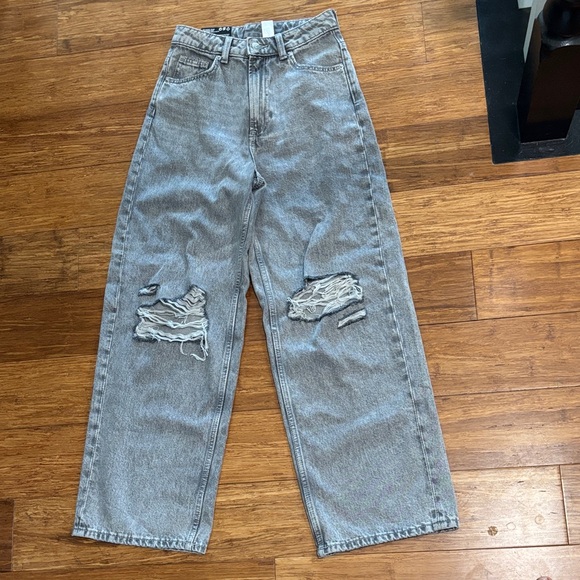 NWT H&M Divided 90’s Baggy Jeans – Distressed High Waist – Size 0 (EUR 32) - Picture 2 of 9